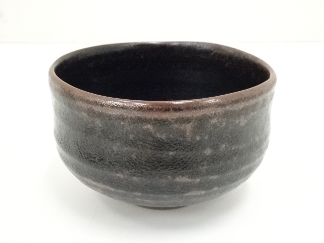 道具 ] - 道具 御浜窯 服部勘峰造 黒窯変釉茶碗（共箱） | ネット